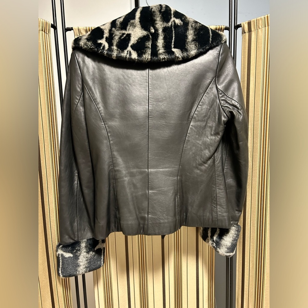 Leather jacket with faux Chinchilla trim - Picture 3 of 9